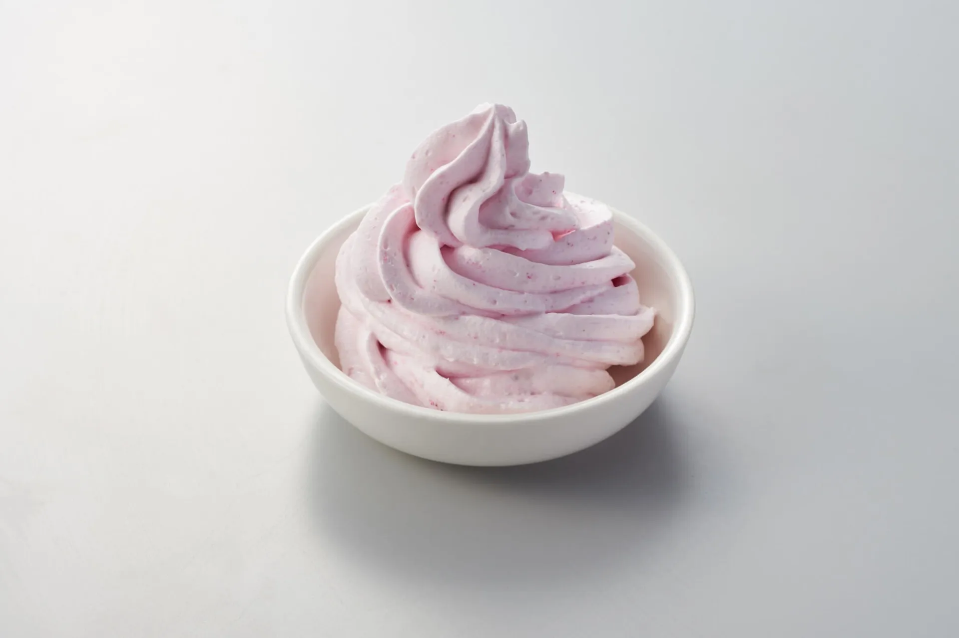  ホイップクリームに対して、本品約20％を投入し、よく混ぜてください。（使用量はお好みに応じて調節してください。） 