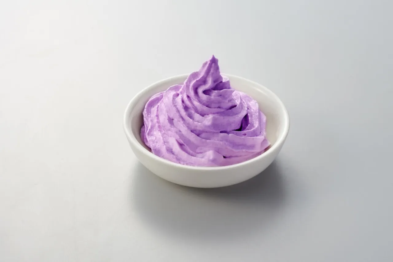  ホイップクリームに対して、本品約20％を投入し、よく混ぜてください。（使用量はお好みに応じて調節してください。） 