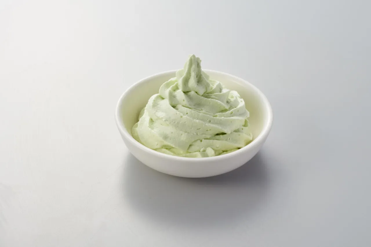  ホイップクリームに対して、本品約20％を投入し、よく混ぜてください。（使用量はお好みに応じて調節してください。） 