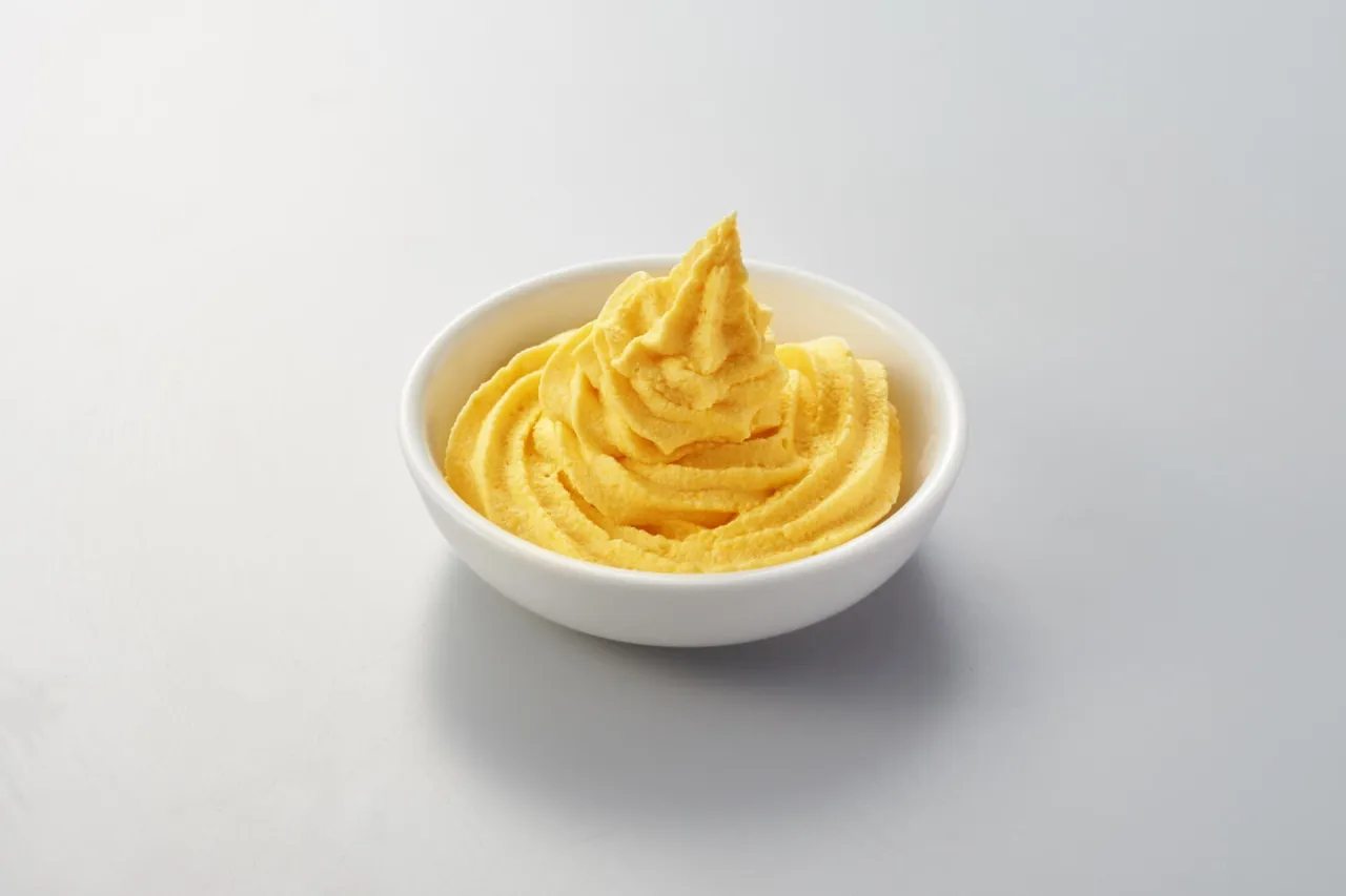  ホイップクリームに対して、本品約20％を投入し、よく混ぜてください。（使用量はお好みに応じて調節してください。） 
