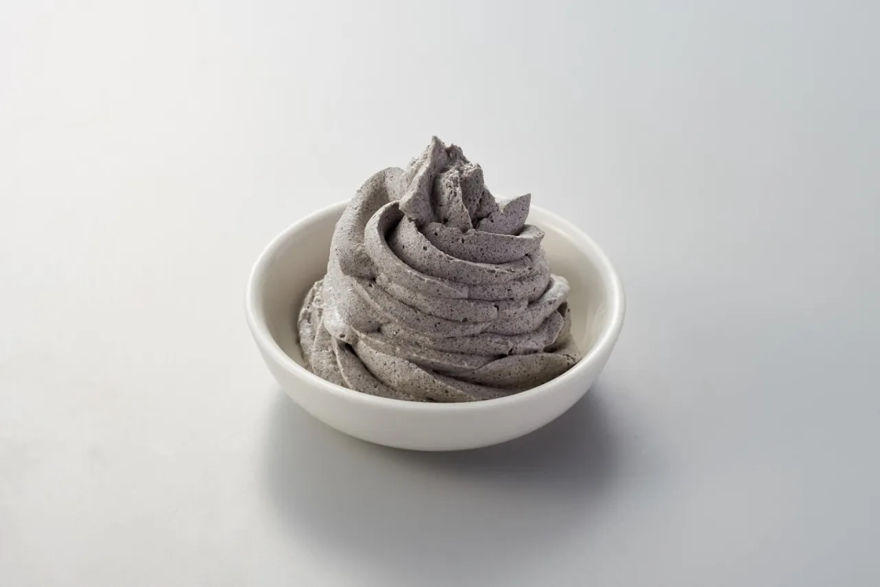  ホイップクリームに対して、本品約20％を投入し、よく混ぜてください。（使用量はお好みに応じて調節してください。） 