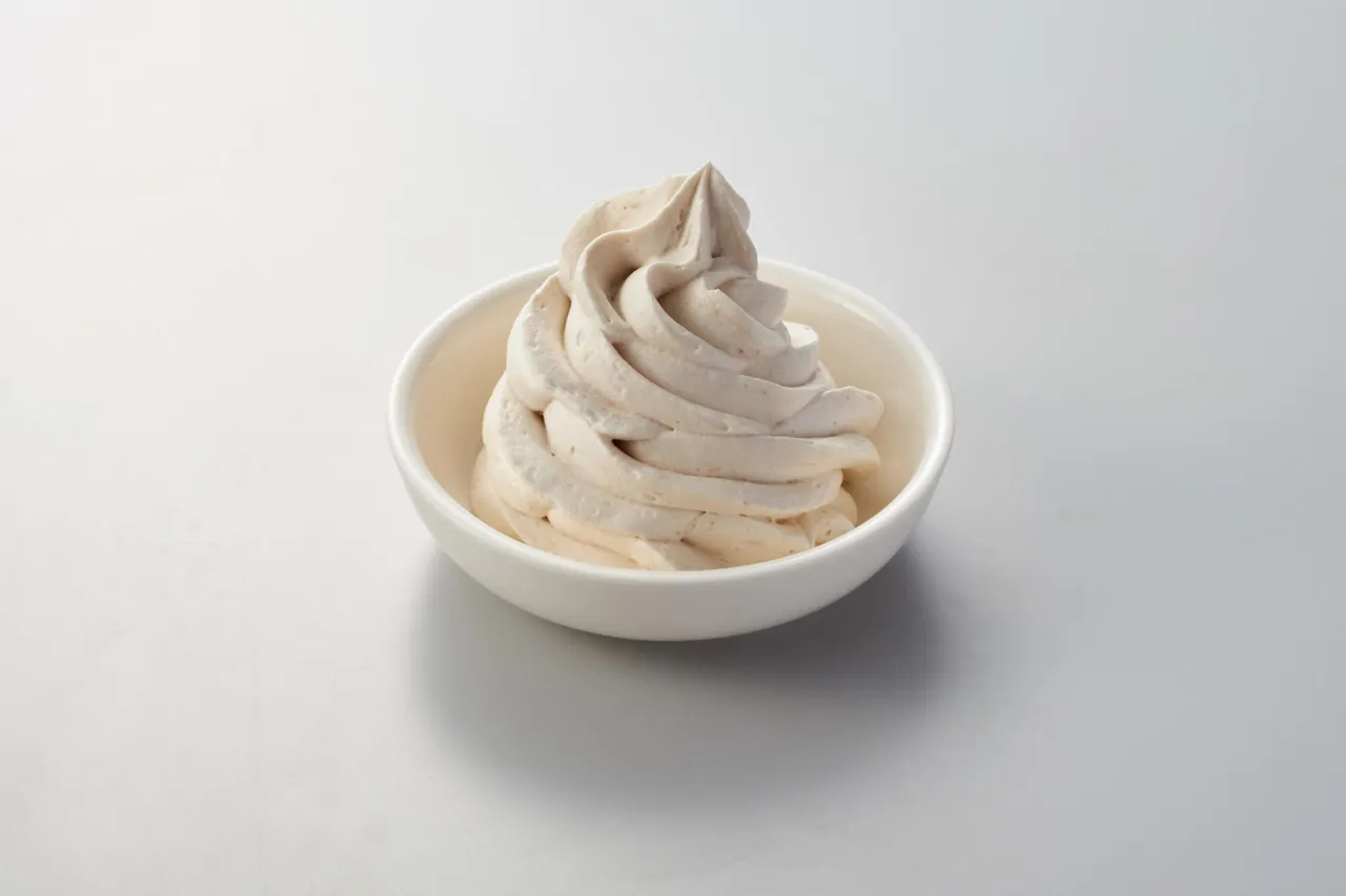  ホイップクリームに対して、本品約20％を投入し、よく混ぜてください。（使用量はお好みに応じて調節してください。） 
