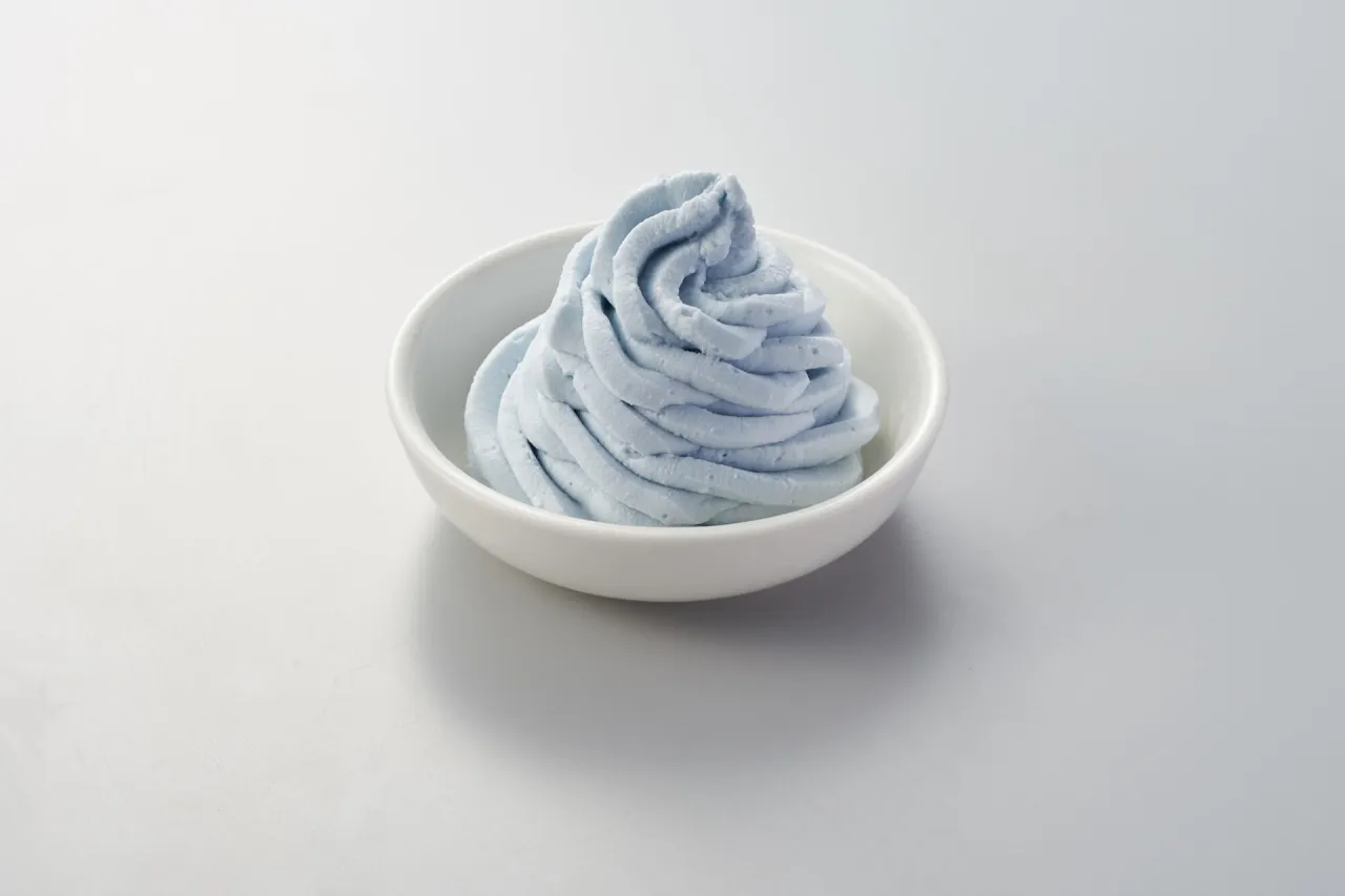  ホイップクリームに対して、本品約20％を投入し、よく混ぜてください。（使用量はお好みに応じて調節してください。） 