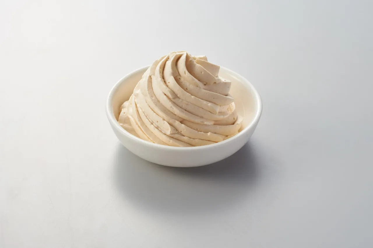  ホイップクリームに対して、本品約20％を投入し、よく混ぜてください。（使用量はお好みに応じて調節してください。） 